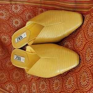 Zara Almond Shape Toe Flat 💛Yellow Mules. Animal  🐊  embossed upper.